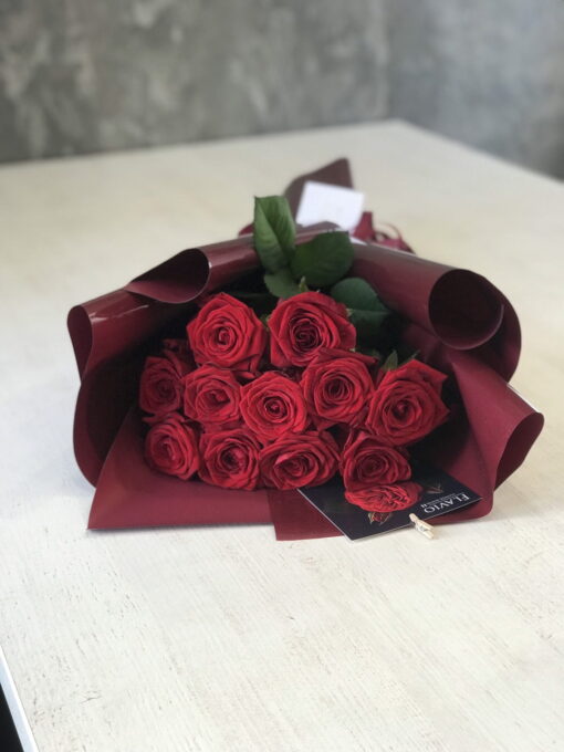 Букет из 11 красных роз "Red Naomi" 50 см