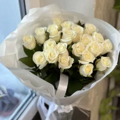 Букет з 21 білих троянд "Белуга" 50 см