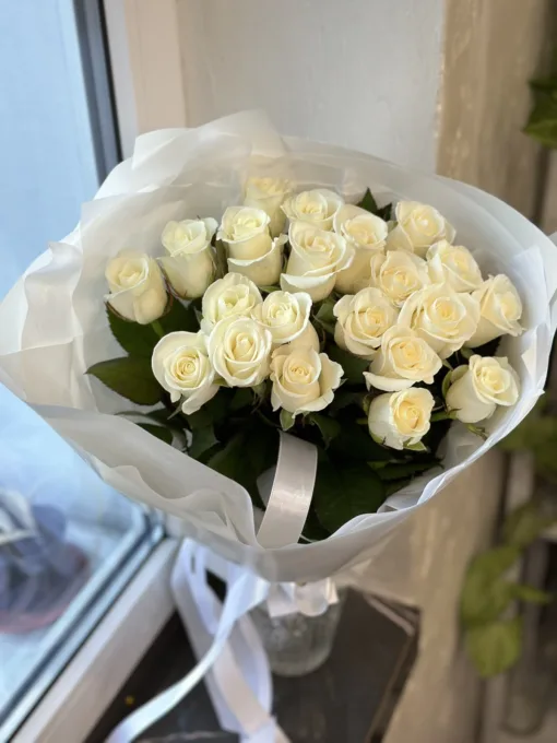 Букет з 21 білих троянд "Белуга" 50 см