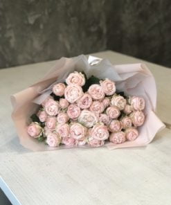 Букет из 7 веток кустовых роз 