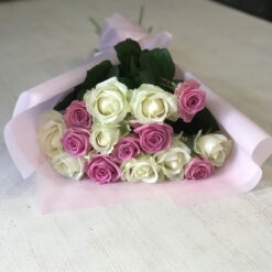 Букет из 15 бело-розовых роз 60 см