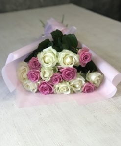 Букет из 15 бело-розовых роз 60 см