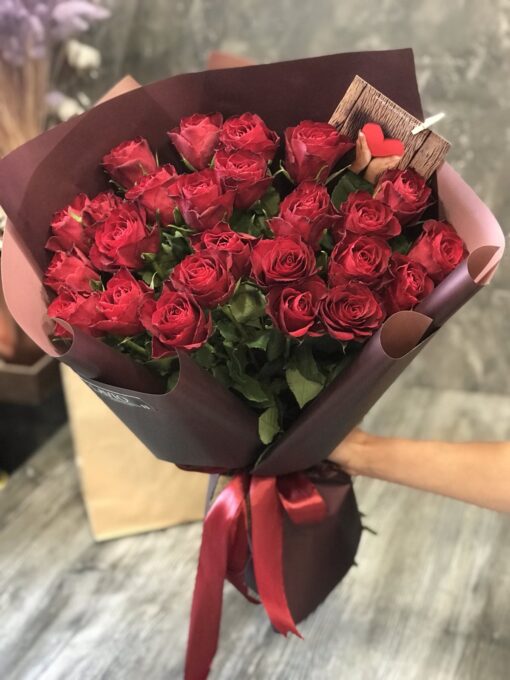 Букет из 25 красных роз "Madam Red" 60 см