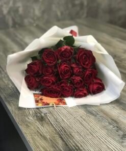 Букет из 11 или 15 красных роз "Madam Red" 60 см