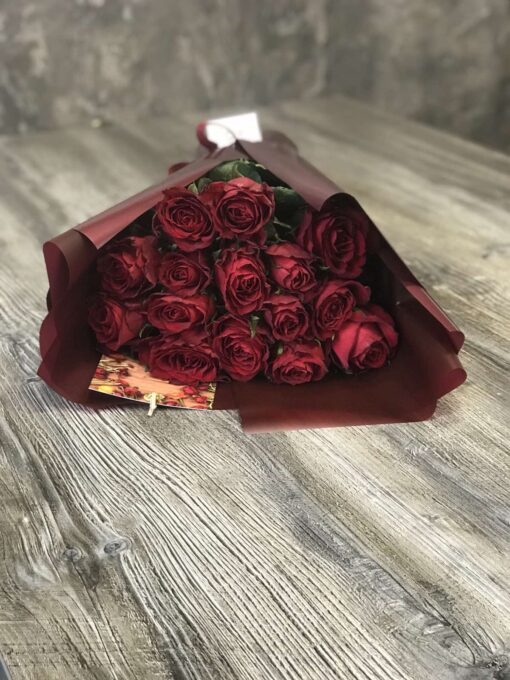 Букет из 11 или 15 красных роз "Madam Red" 60 см