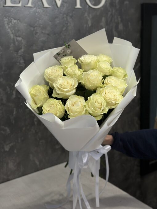 Букет з 11 білих троянд "Mondial" Еквадор 60см