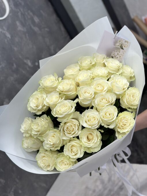 Букет з 25 білих троянд Mondial