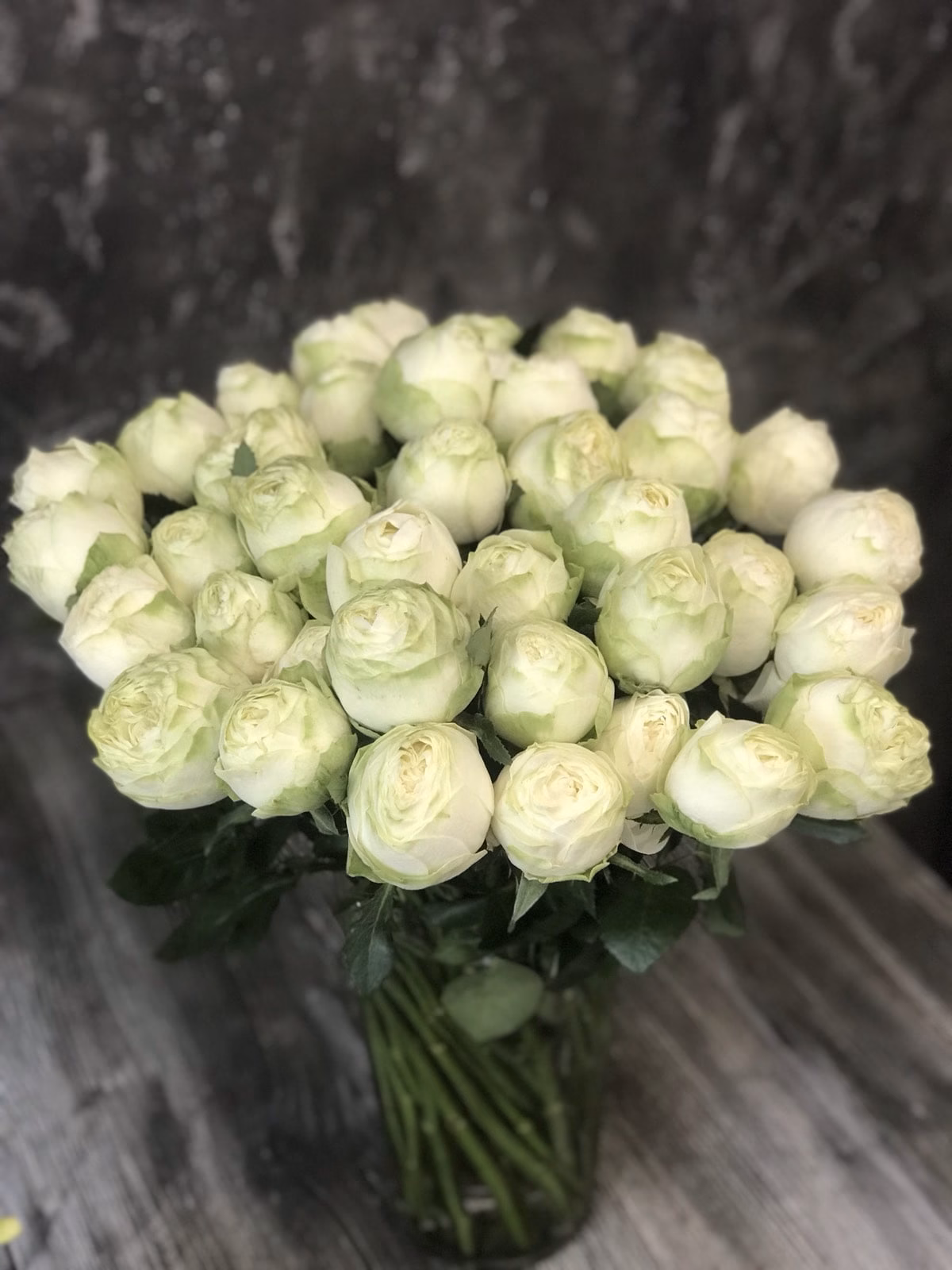 Букет з 15 білих піоновидних троянд "Pure"