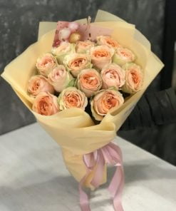 Букет из 15 или 25 персиковых садовых роз 