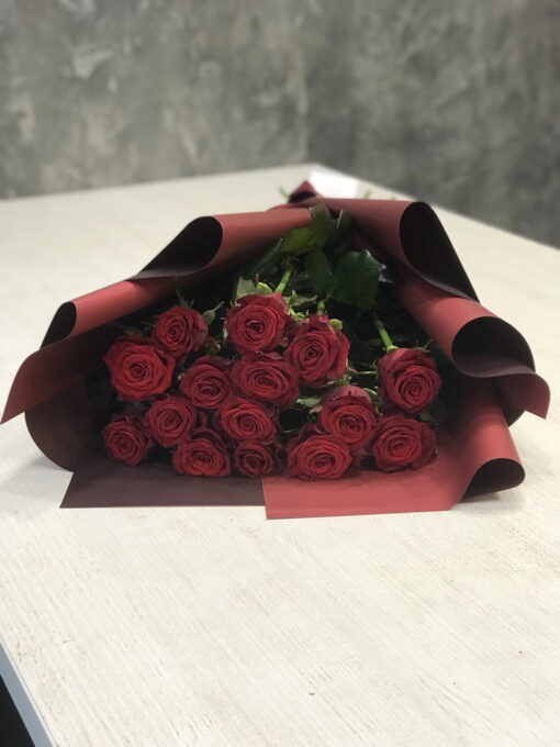 Букет из 15 или 25 красных роз "Red Naomi" 70 см