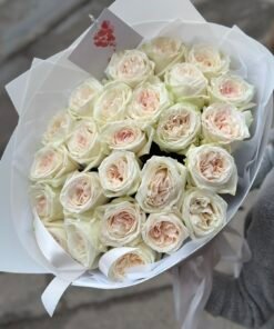 Букет з 21 піоноподібних троянд "White O'Hara"