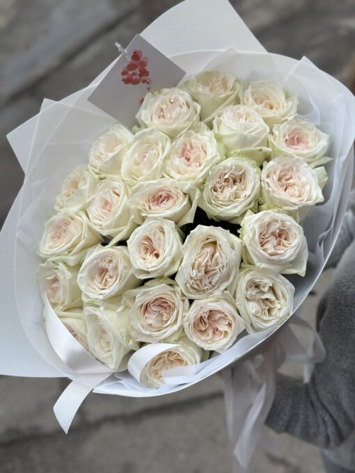 Букет з 21 піоноподібних троянд "White O'Hara"