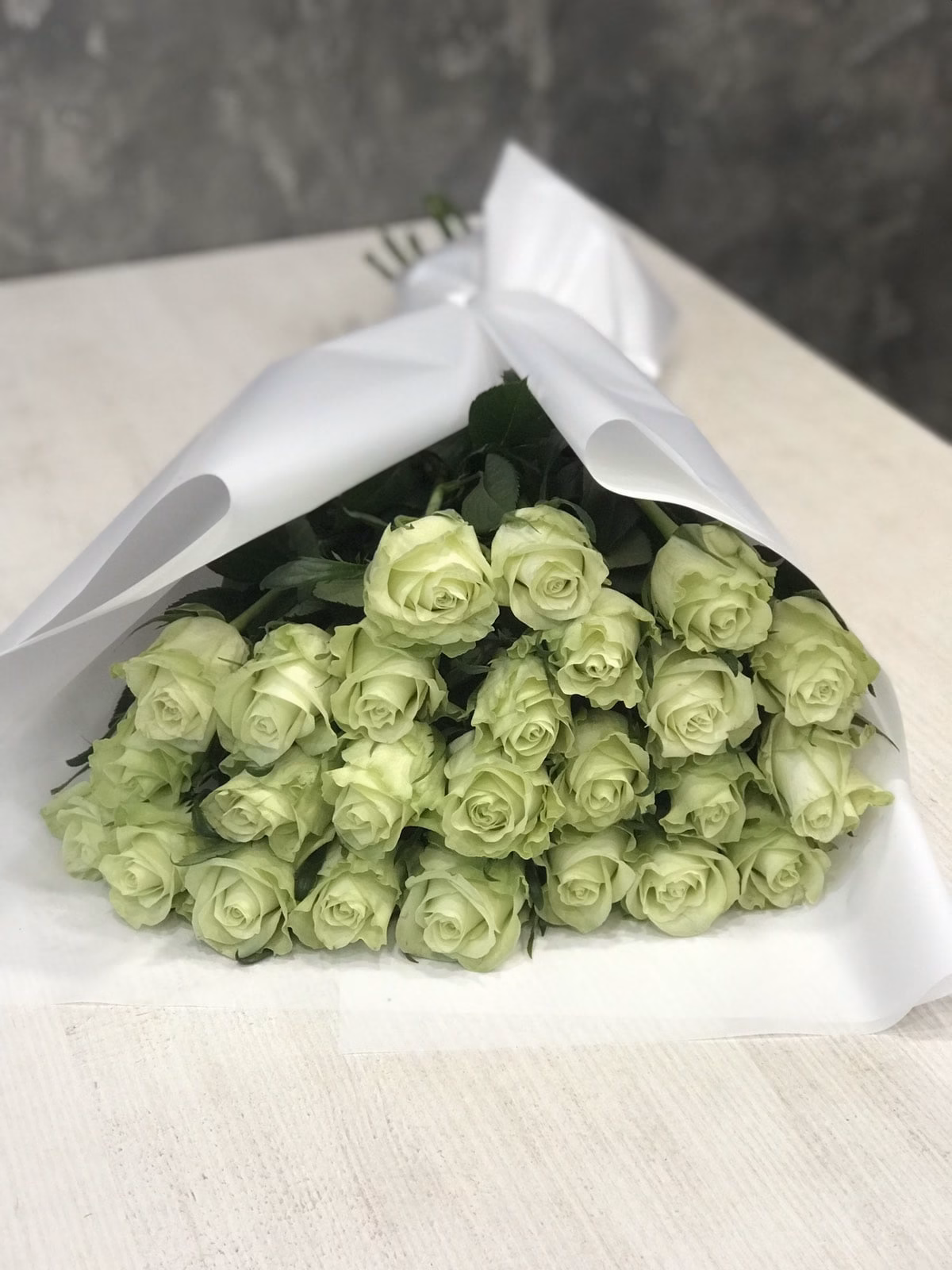 Букет из 25 белых роз "Noelle" 70 см