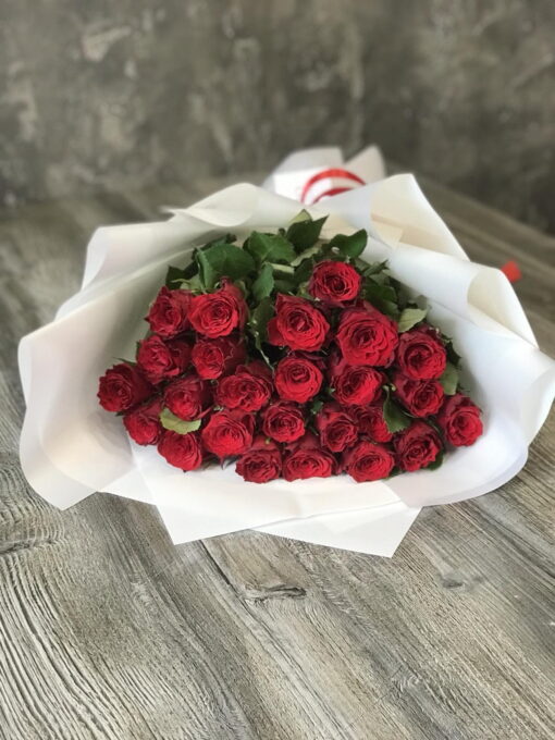 Букет 19 красных роз "Rhodos" 50 см
