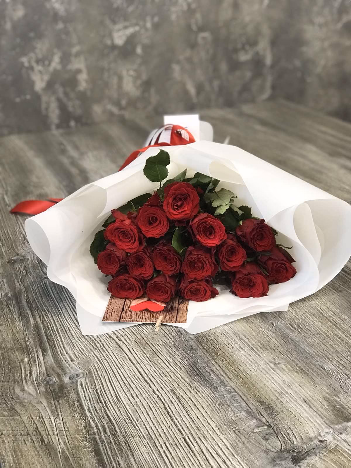 Букет 15 красных роз "Rhodos" 50 см