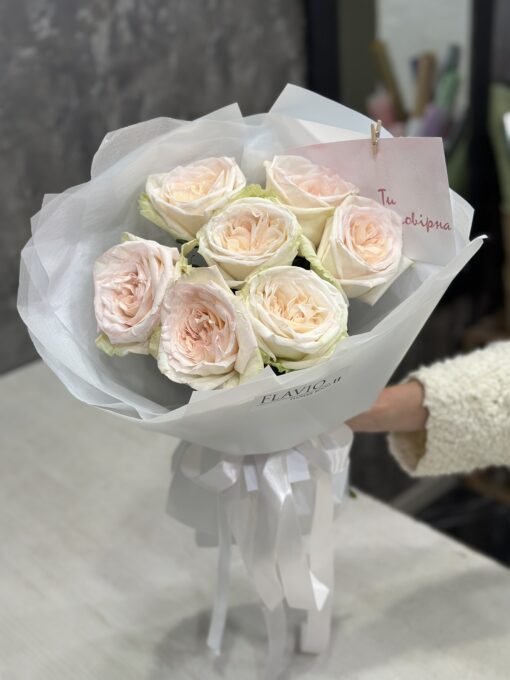 Букет з 7 або 11 піоноподібних троянд "White O'Hara"