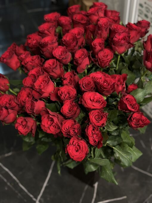 Букет з 19 червоних троянд "Rhodos" 80 см