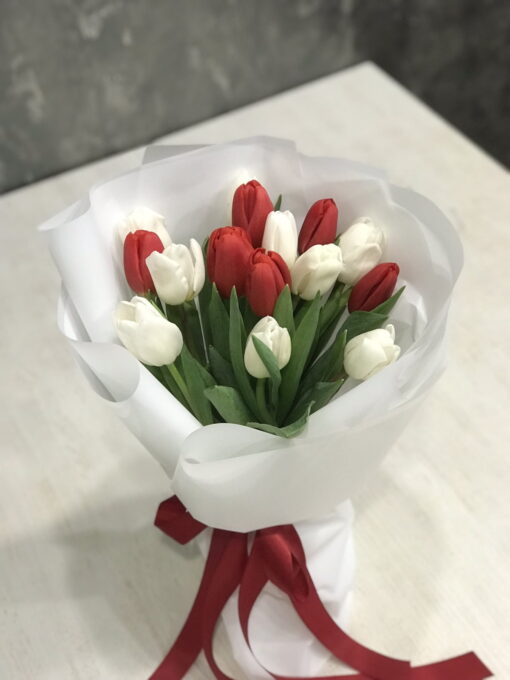 Букет из 15 бело-красных тюльпанов