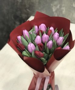 Букет из 19 сиренево-красных тюльпанов