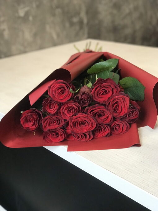 Букет из 11 или 15 красных роз "Гран При" 70 см
