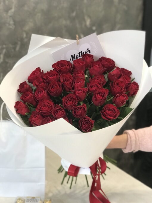 Букет из 15 или 25 красных роз "Madam Red" 50 см