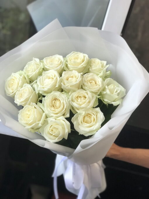 Букет з 15 білих троянд "Аваланч"