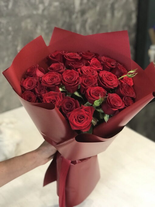 Букет із 25 червоних троянд "Black"