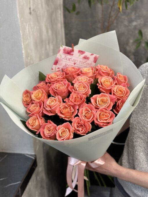 Букет з 25 коралових троянд "Міс Піггі" 70 см