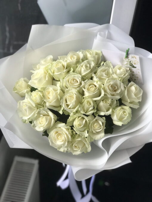 Букет з 25 білих троянд "Аваланч"