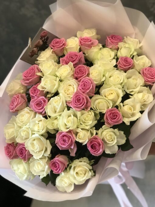 Букет з 51 біло-рожевої троянди