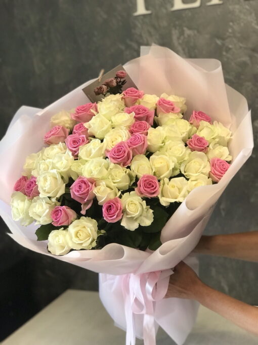 Букет з 51 біло-рожевої троянди