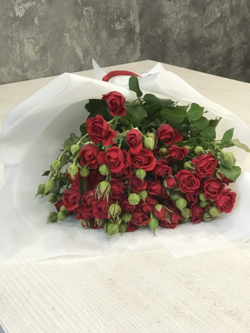 Букет з 7 або 15 гілок кущових троянд "Mirabel"