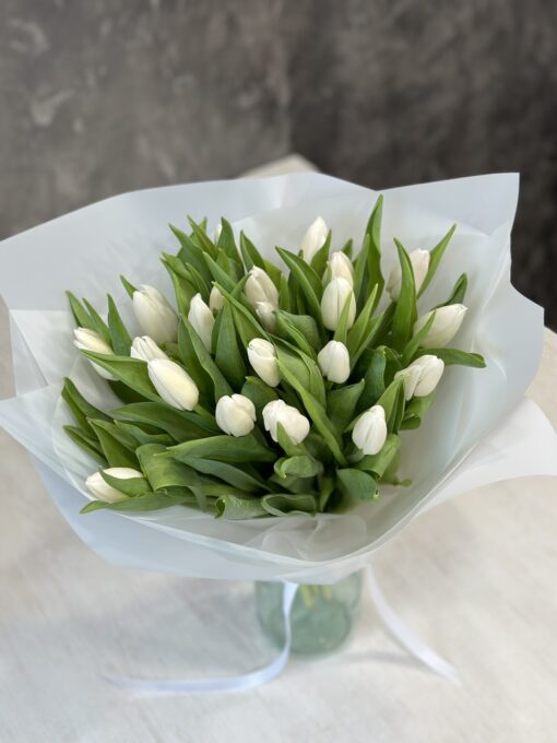 Букет з 21 білих тюльпанів