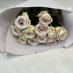 Букет з 11 попелястих троянд 