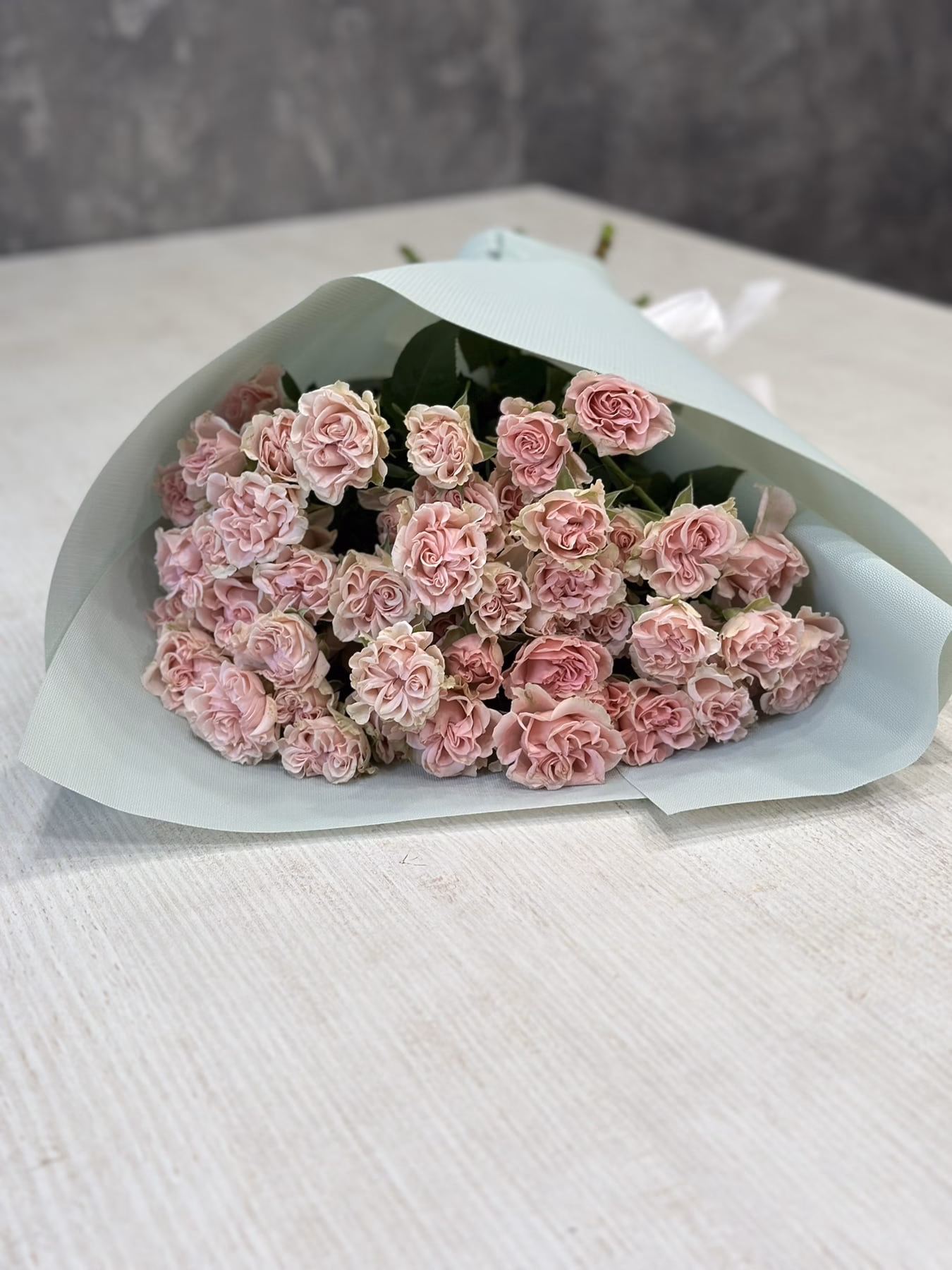 Букет з 9 або 15 гілок кущових троянд "Sweet Flow"