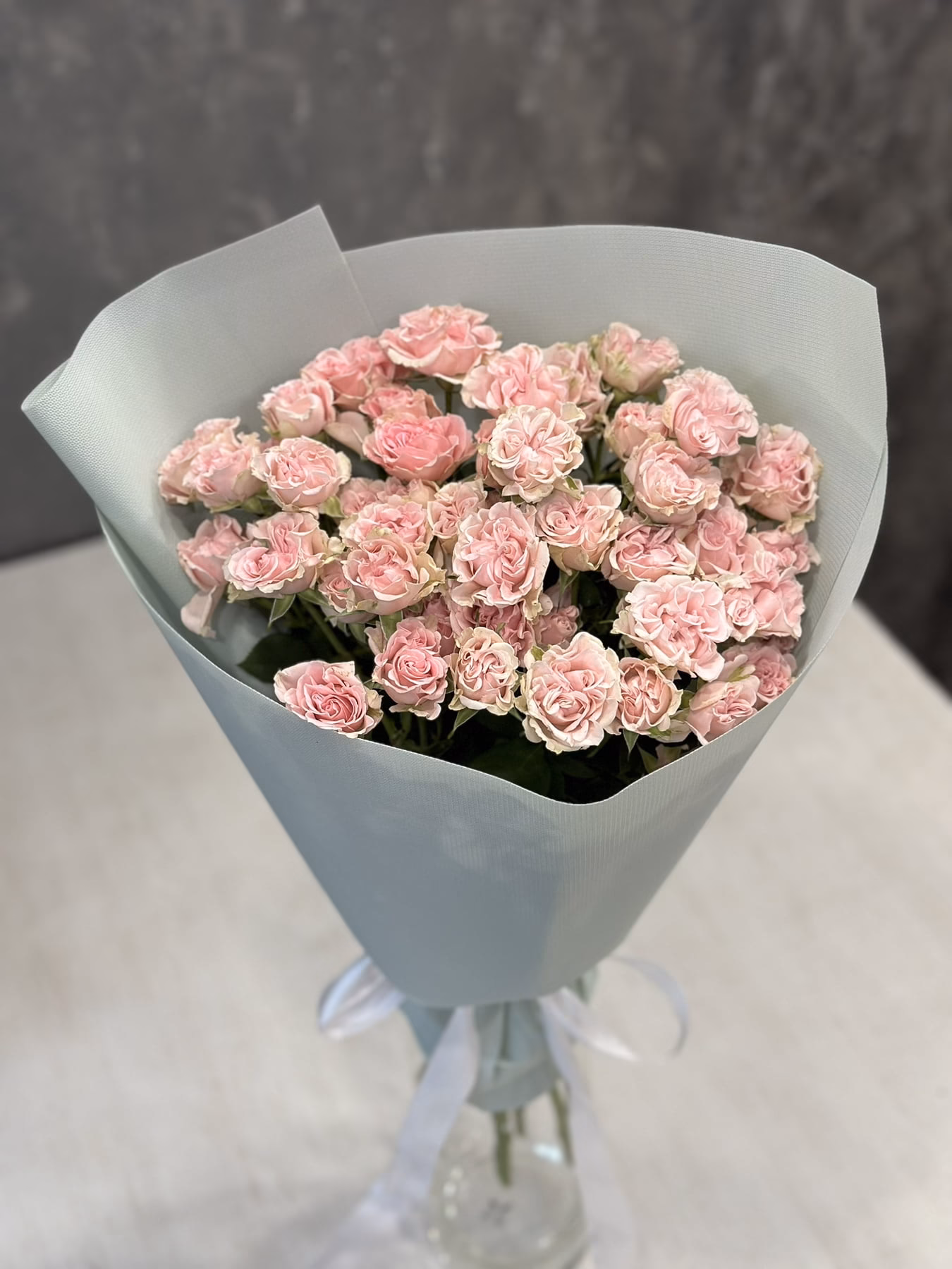 Букет з 9 або 15 гілок кущових троянд "Sweet Flow"