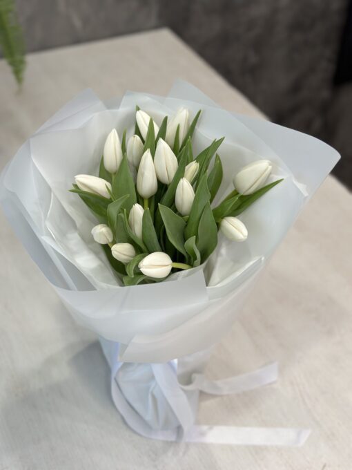 Букет з 15 білих тюльпанів