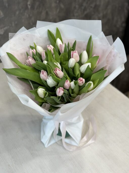 Букет з 25 білих та рожевих тюльпанів