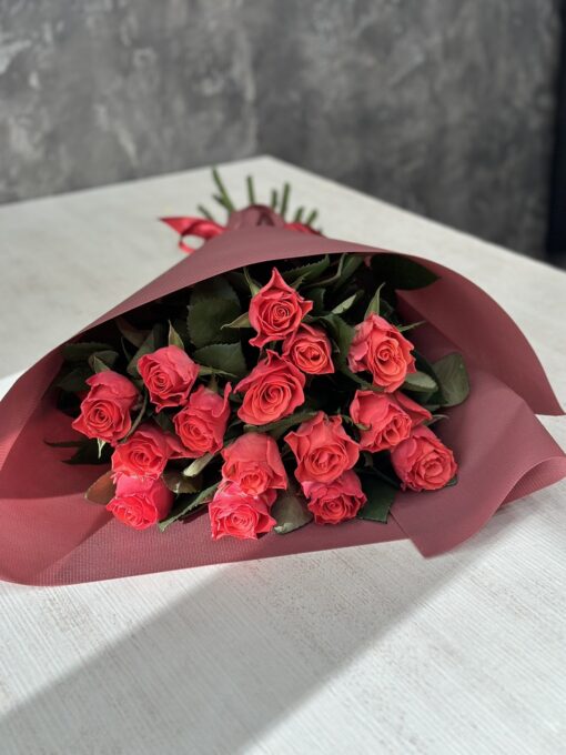 Букет з 15 троянд "Tacazzi" 70 см