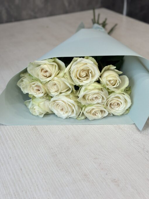 Букет з 11 білих троянд "Adalonia" 80 см