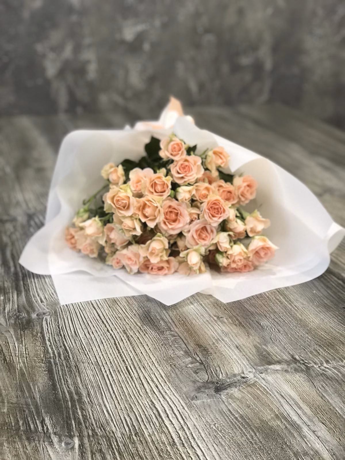 Букет з 9 гілок кущових троянд "Sweet Sara"