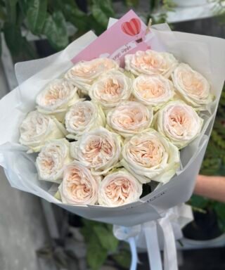 Букет з 15 піоноподібних троянд "White O'Hara"