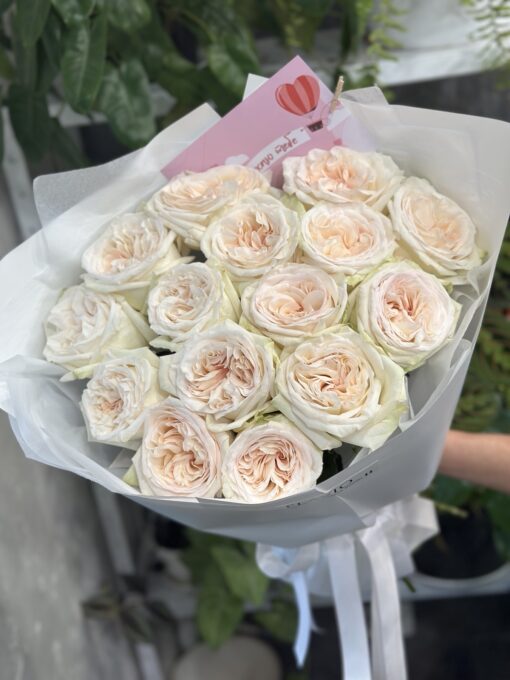 Букет з 15 піоноподібних троянд "White O'Hara"