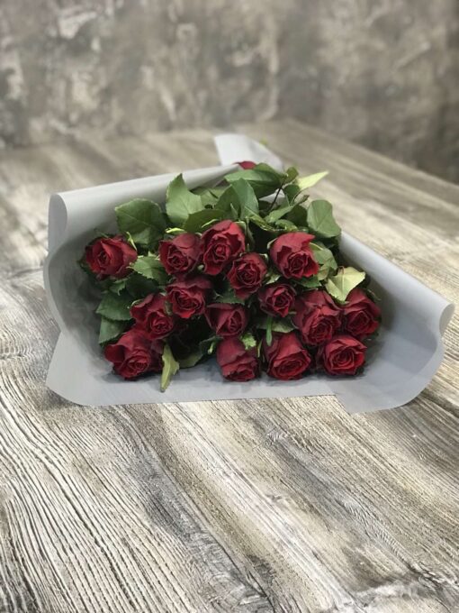 Букет з 15 червоних троянд “Rhodos” 50 см