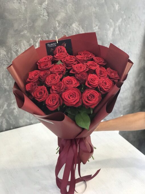 Букет з 21 червоної троянди "Red Naomi" 80 см