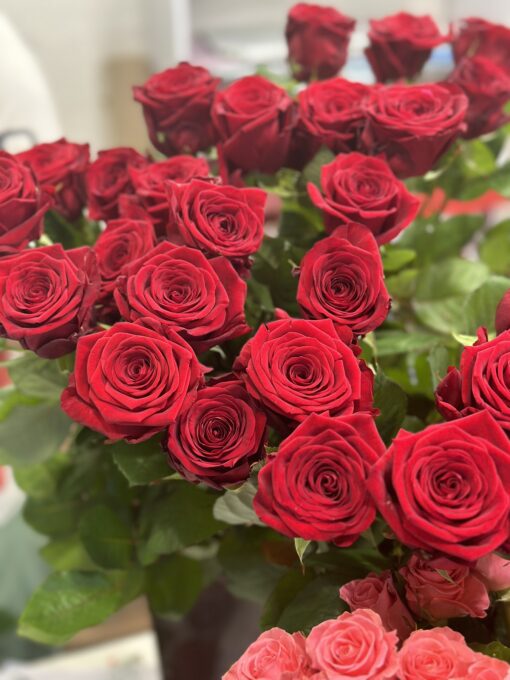 Букет з 15 червоних троянд "Red Naomi" 80 см