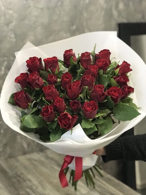Букет з 25 червоних троянд “Rhodos” 50 см