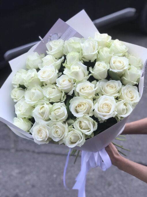 Букет з 55 білих троянд Аваланч 70 см