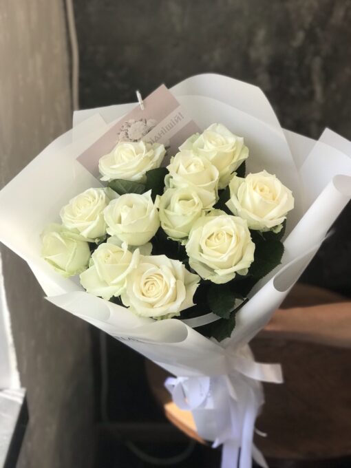 Букет з 11 білих троянд Аваланч 70 см