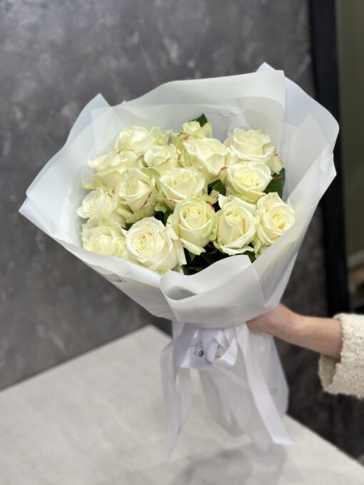 Букет з 15 білих троянд Аваланч 50 см